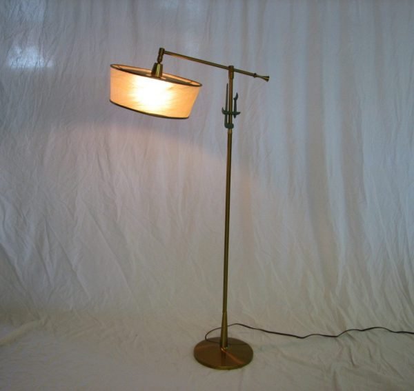 T-shapped Rembrandt floor lamp