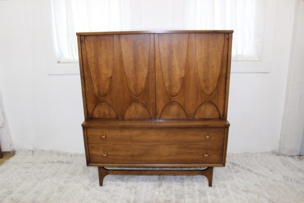 Broyhill Brasilia bachelor's chest |