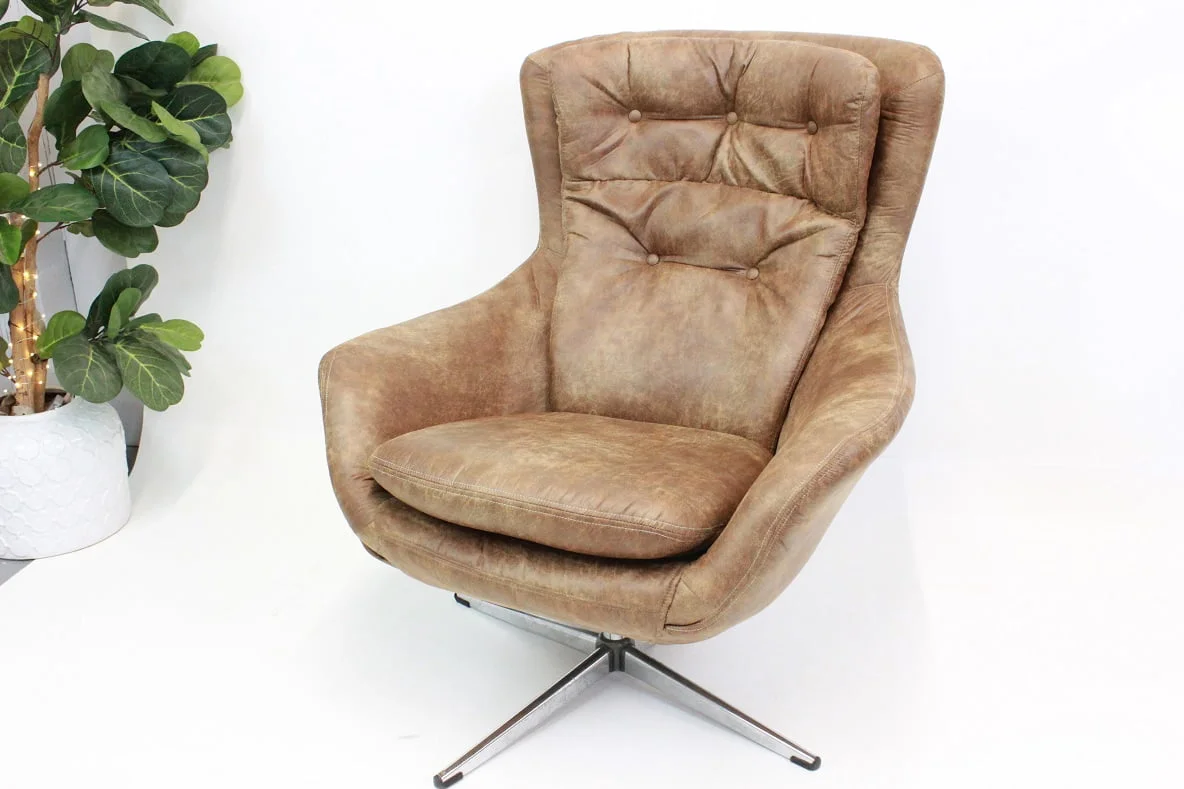 Overman lounge chair in faux leather |