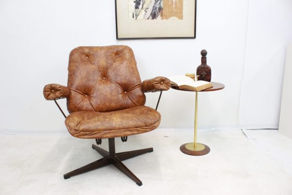 Mid Century Modern lounge chair in vinyl |