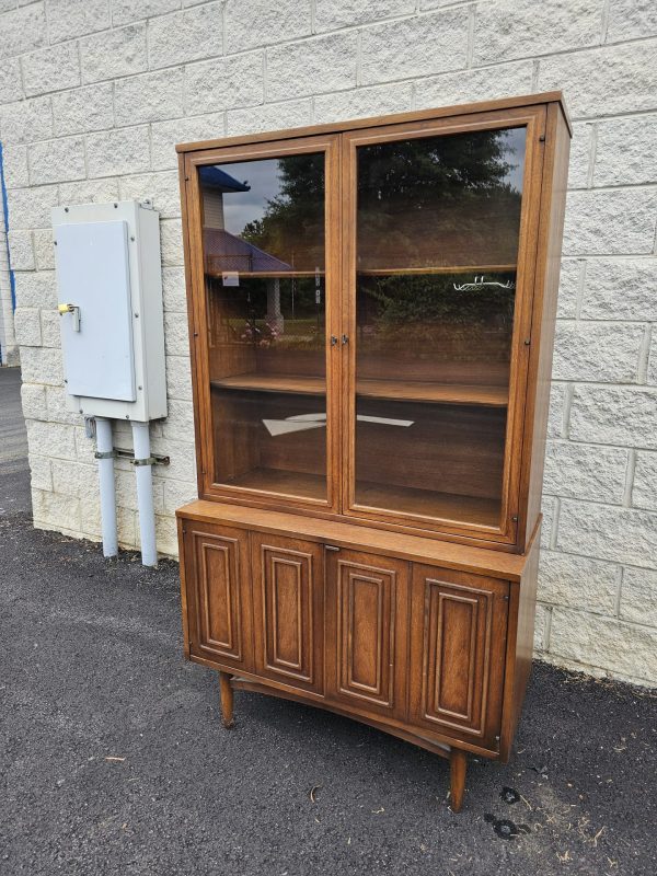 Mid Century Modern Broyhill Sculptra china cabinet - Image 9