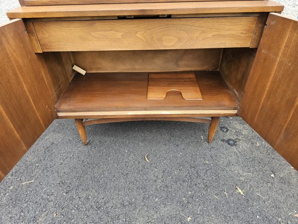 Mid Century Modern Broyhill Sculptra china cabinet - Image 4