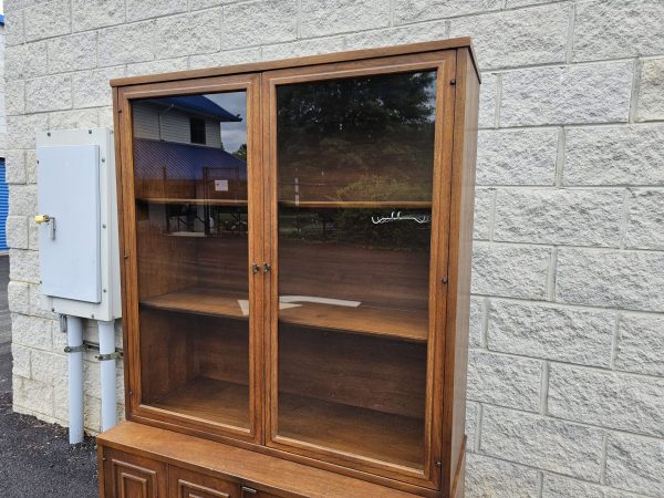 Mid Century Modern Broyhill Sculptra china cabinet - Image 8